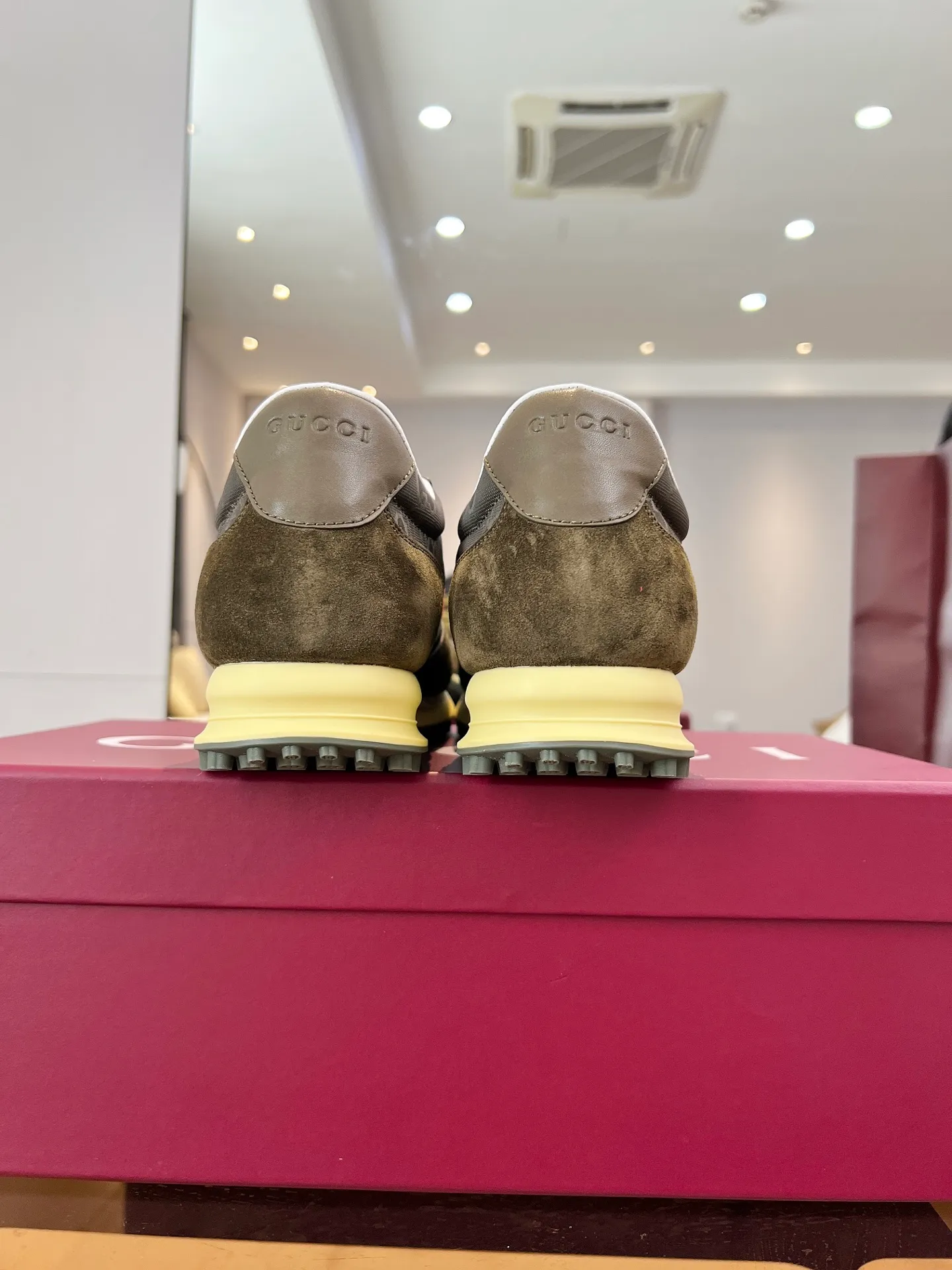 [G Home] P: 660💰 Men's Size: 40-44 (45 custom-made) GUCCI Gucci New Style When classic craftsmanship meets lazy fashion, this pair of Gucci men's casual shoes is the answer to refresh your wardrobe! The shoe body is made of soft calfskin and breathable fabric. Every step is as light as a cloud. The Italian tailoring releases the freedom of your feet, making daily travel a luxurious and comfortable experience. The iconic GG Supreme print on the side of the shoe low-key tells the brand's genes, and the metal horsebit embellishes the tongue, instantly lighting up the minimalist design; the contrasting webbing on the heel adds a smart layer, and the rubber serrated sole combines retro texture with modern anti-slip performance. Whether paired with jeans, a dress or wide-leg trousers, it can be the finishing touch of a look - languid yet sophisticated, effortless yet edgy.